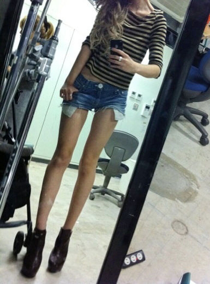 【脚フェチ画像】ほっそり美脚女子のエロ自撮りが最高www 2th image