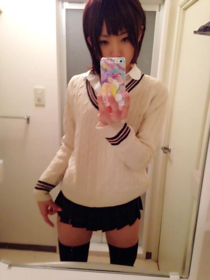 【脚フェチ画像】ほっそり美脚女子のエロ自撮りが最高www 8th image